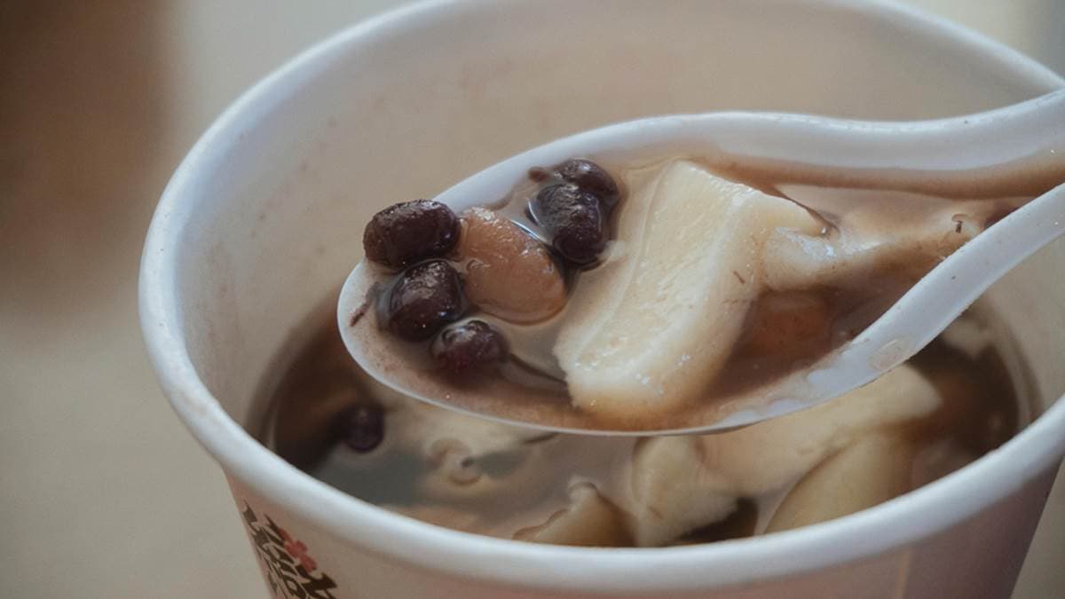 「熱紅豆豆花」的紅豆煮得很軟綿，和豆花很搭。（圖片來源：葉影瓶像）