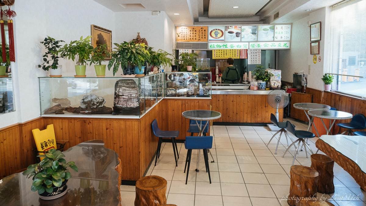 店裡裝潢有點像茶藝館的氛圍，很特別。（圖片來源：葉影瓶像）