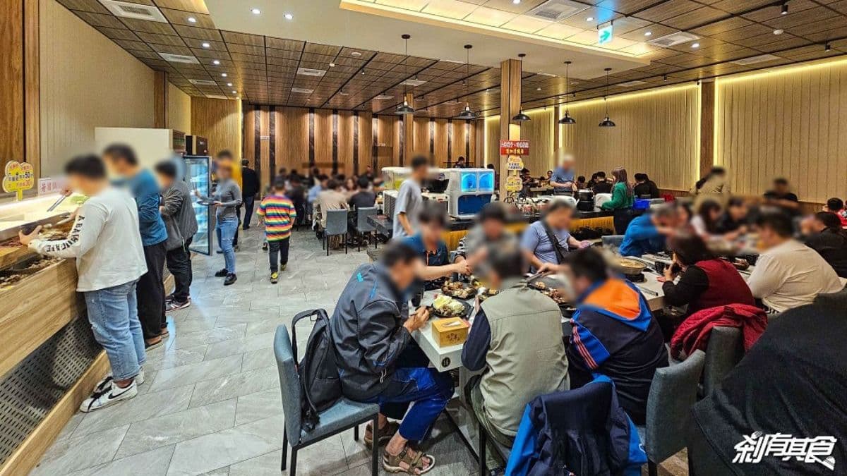 用餐空間滿大的，座位數很多，基本上是以４人桌為主。（圖片來源：剎有其食）