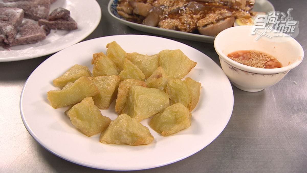 「炸豆粉」口感外酥內軟，搭配特製醬料更對味。