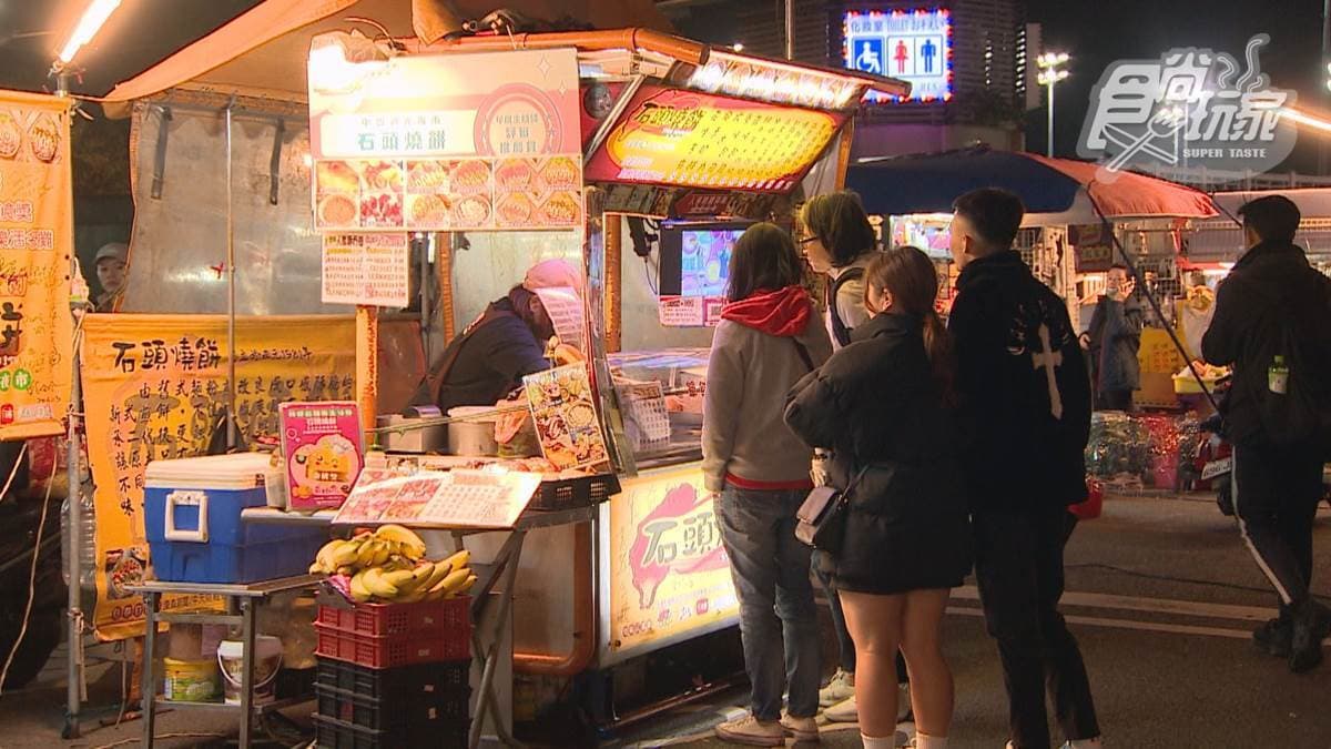 「石頭燒餅總店」位於中壢夜市內。