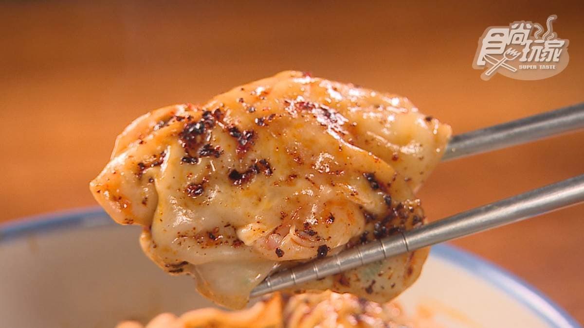 「紅油抄手」帶椒麻香氣，裡頭包入Ｑ彈蝦仁。