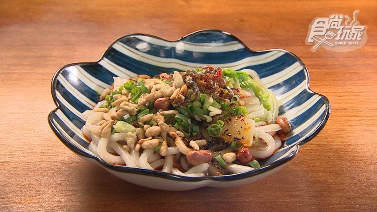 「堅果辣拌麵」花椒香氣超迷人，麵條很Ｑ又有勁道。