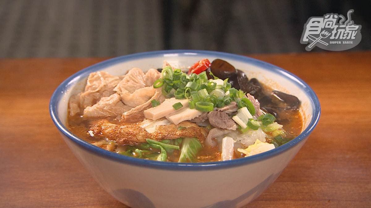 「成都擔擔湯麵」麵條吸附湯汁超濃郁。