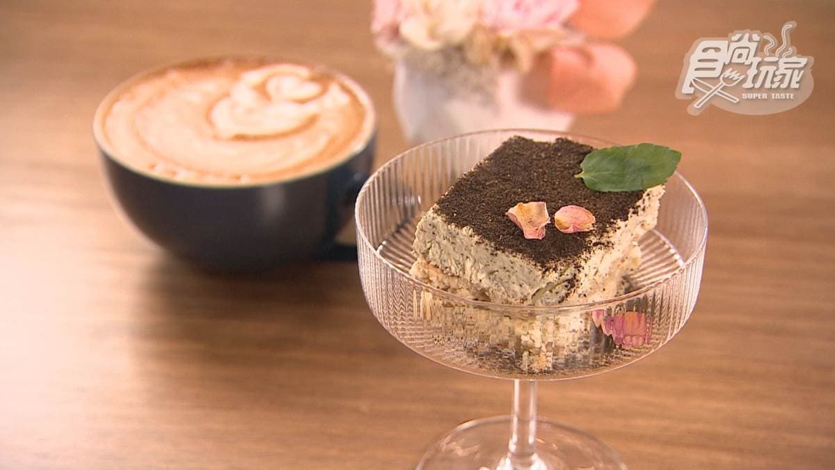 「Tea拉米蘇」加入鐵觀音，再撒上紅烏龍茶粉。