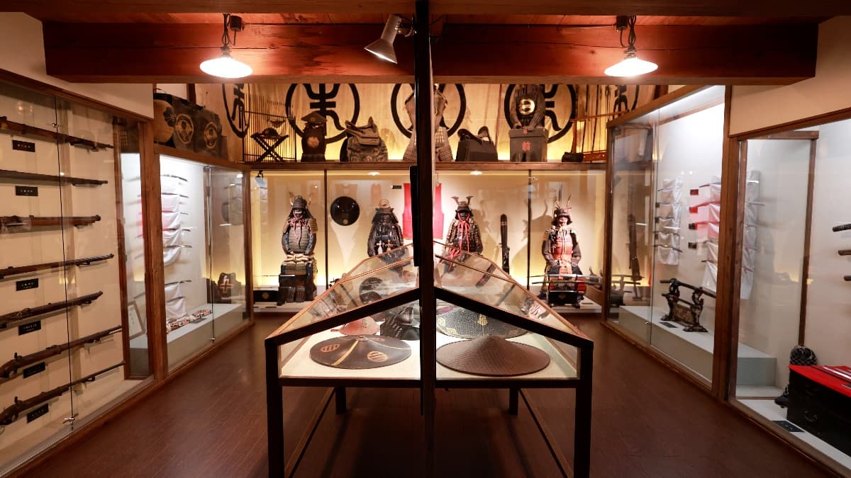 青柳家的武器庫房內，收藏著青柳家代代相傳的重要物品。