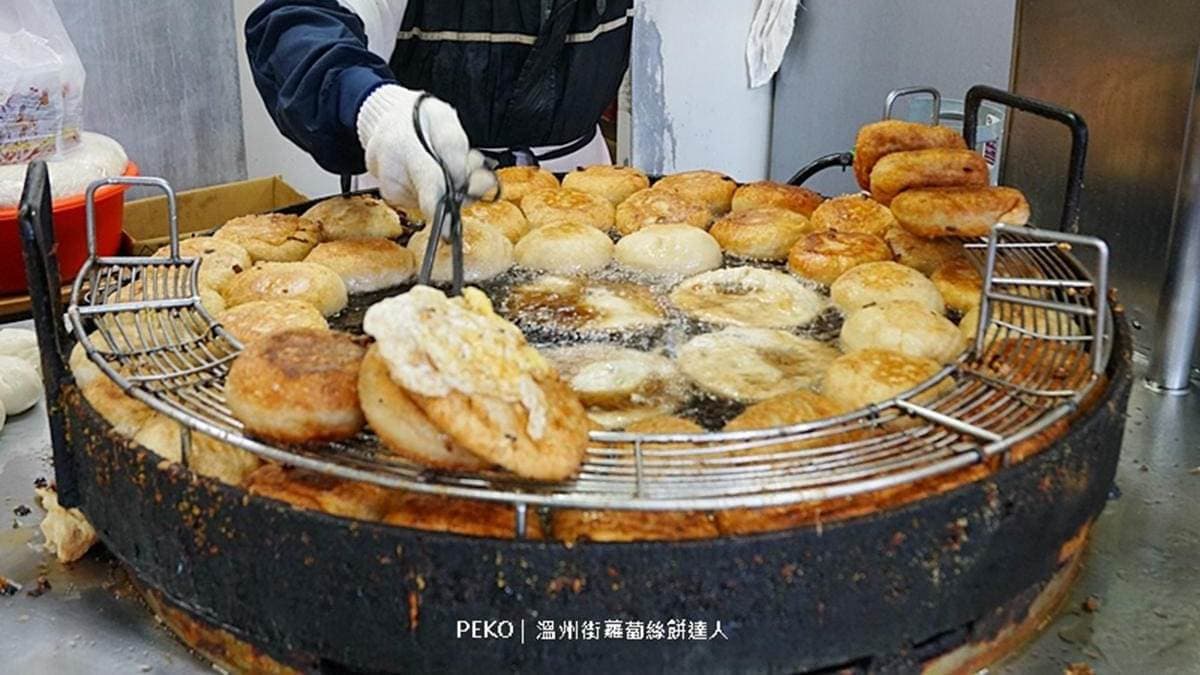 看這油鍋上堆滿的餡餅，就知道生意有多好。（圖片來源：PEKO の Simple Life）