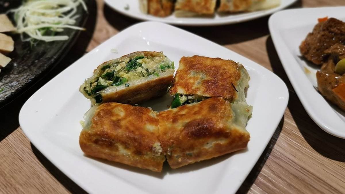 「韭菜方盒子」外皮煎得很香酥，裡面包了韭菜、冬粉，非常夠味。（圖片來源：Maruko與美食有個約會）