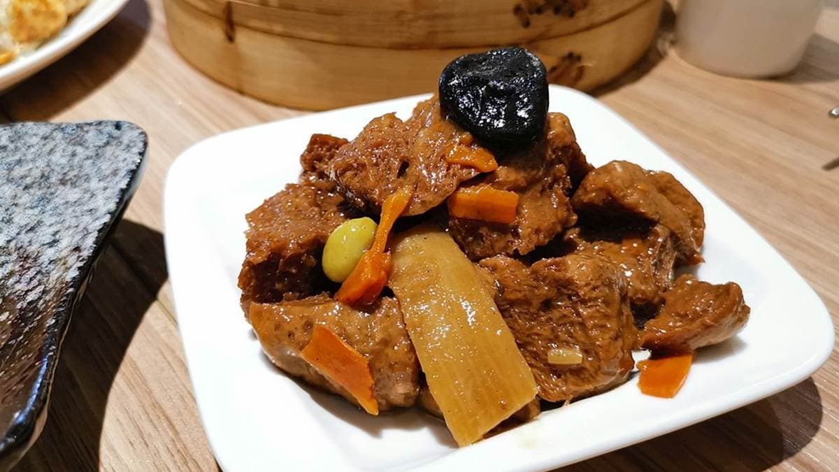「烤麩」是１盤冷菜，煮得非常入味。（圖片來源：Maruko與美食有個約會）