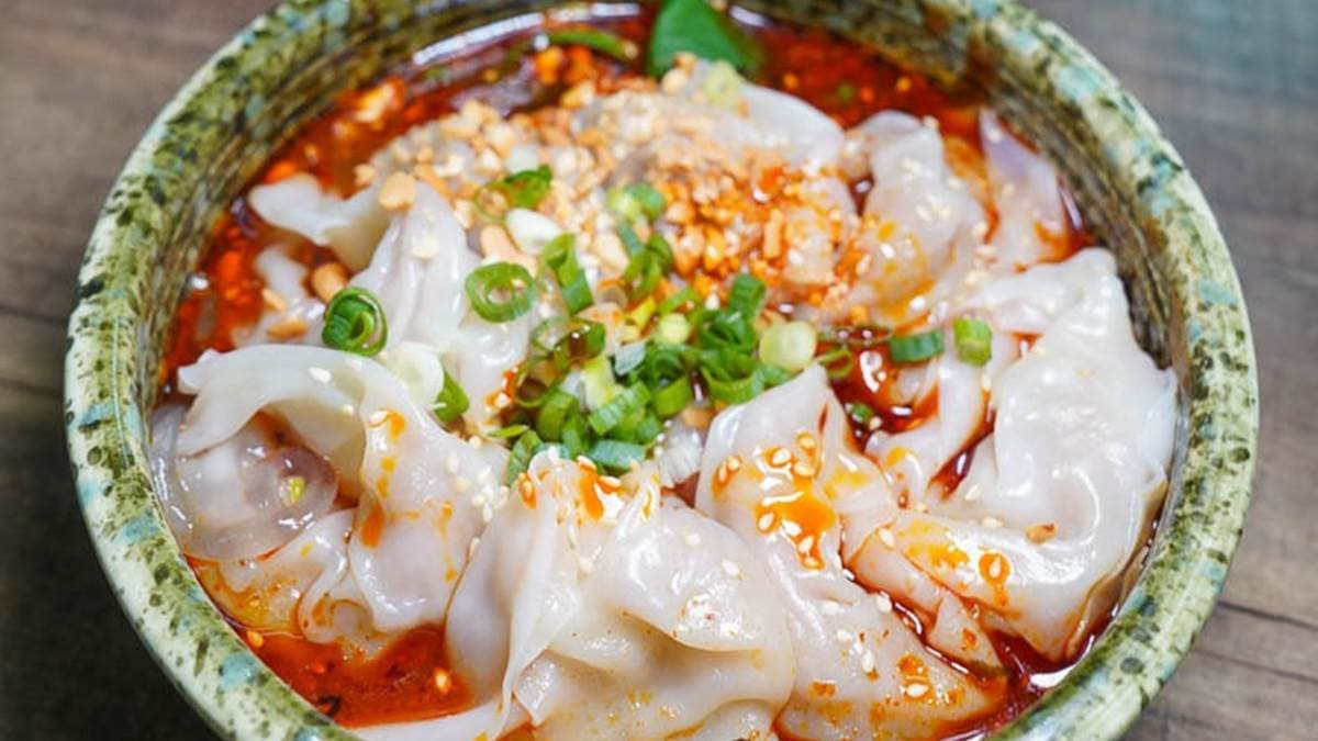 「紅油炒手」內餡的肉滿多的，香辣十足。（圖片來源：跳躍的宅男）
