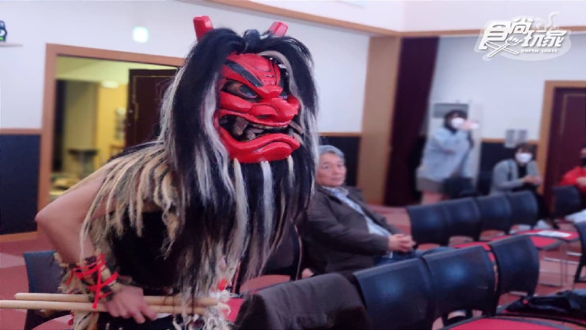 生剝鬼太鼓表演時，表演者會從門口衝入。
