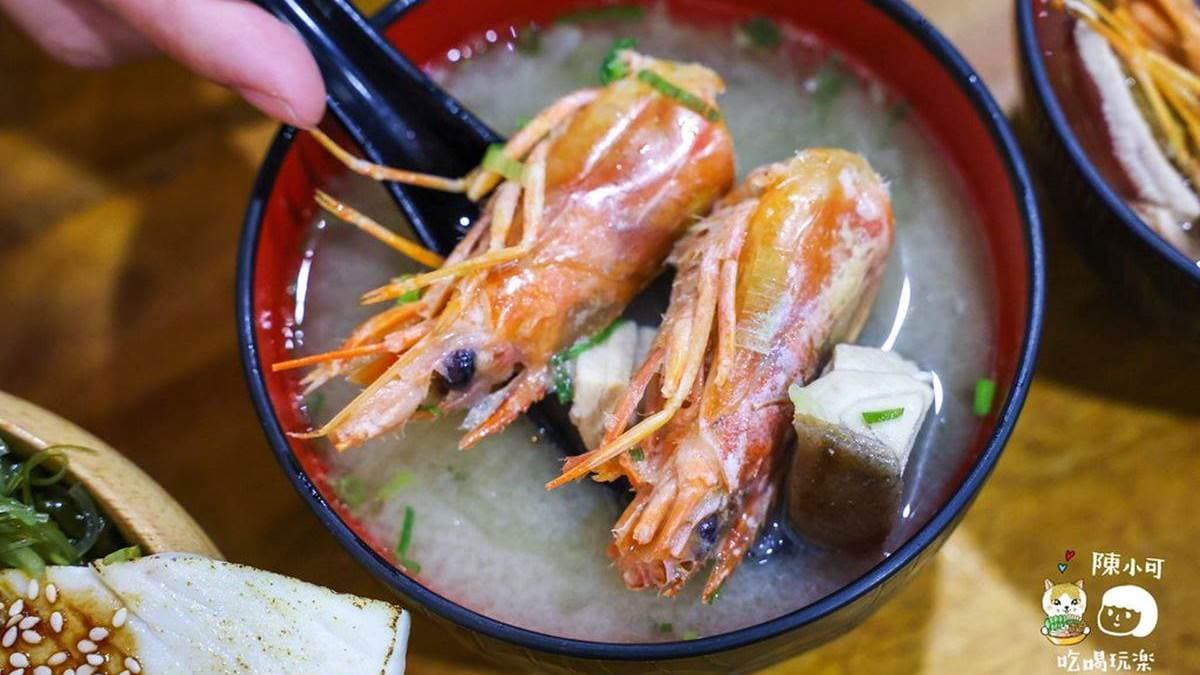 味噌湯充滿海味鮮甜，除了魚肉外還有蝦頭可以啃。（圖片來源：陳小可的吃喝玩樂）