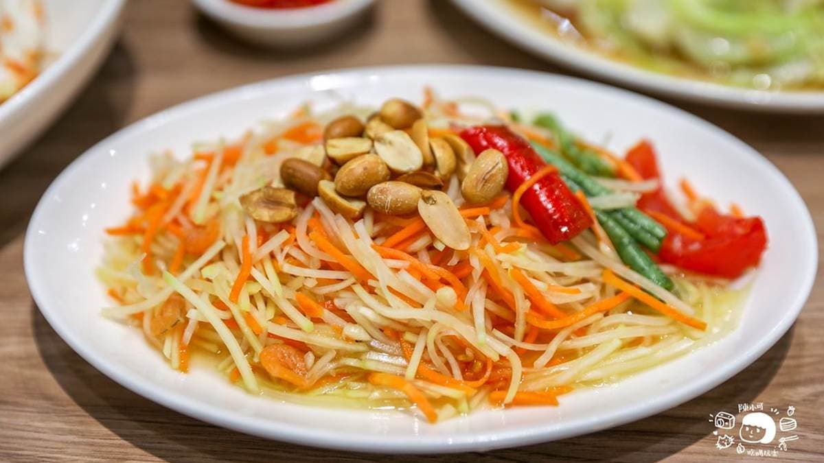 涼拌青木瓜是吃泰式料理必點的開胃菜，有酸酸甜甜帶點微辣的滋味。（圖片來源：陳小可的吃喝玩樂）
