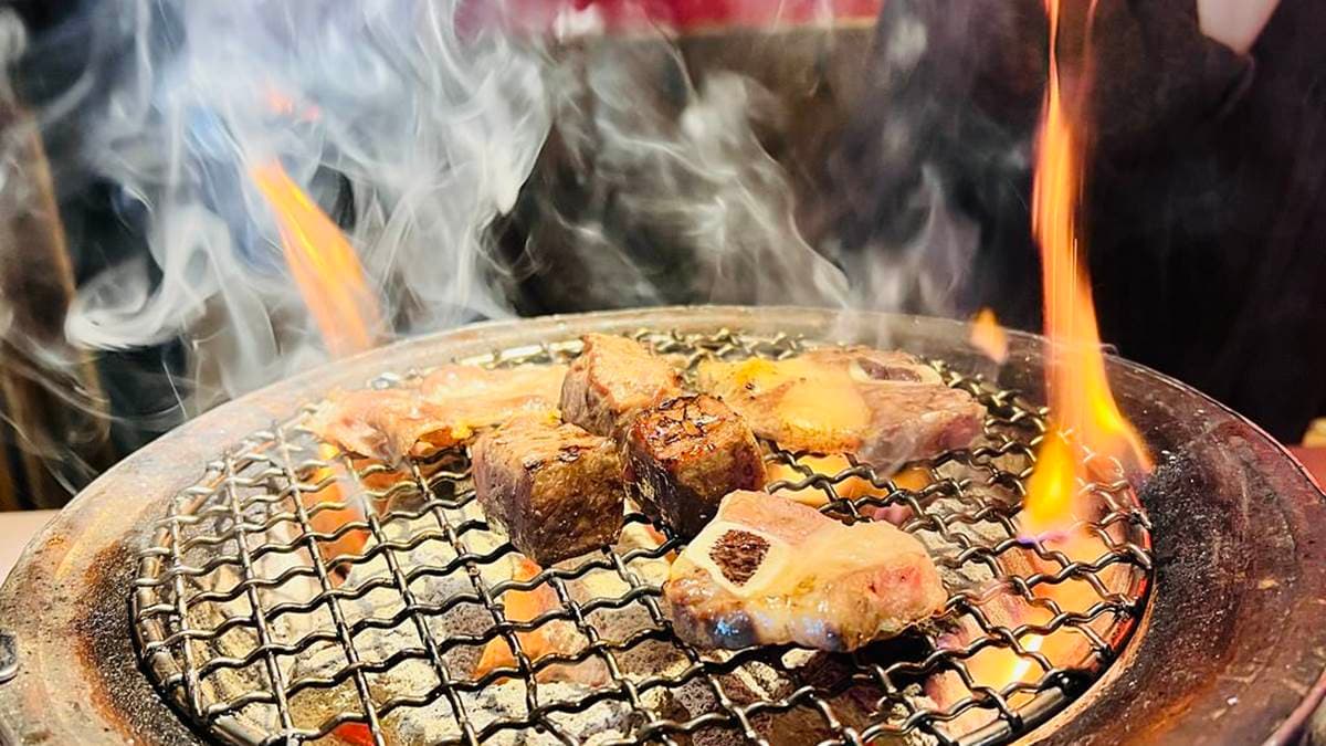 炭火的火侯非常旺盛，可以節省燒烤的時間。（圖片來源：達浪的日常手札）