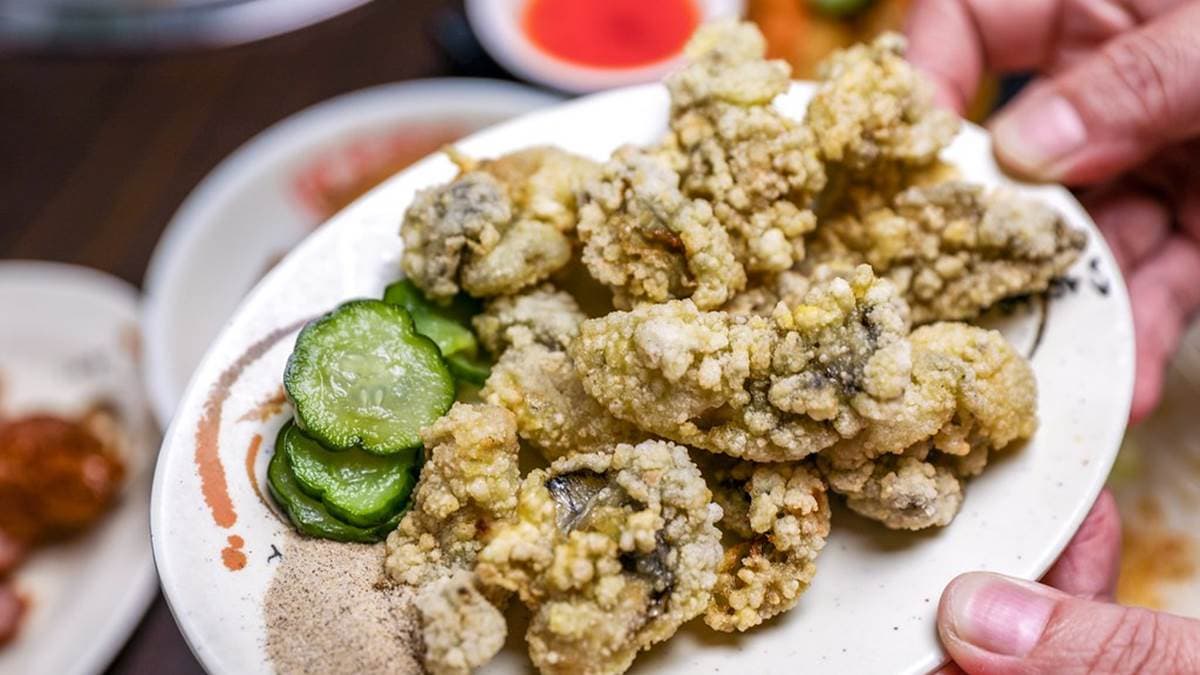「蚵仔酥」肥嫩美味，配鹹粥吃很搭。（圖片來源：陳小可的吃喝玩樂）