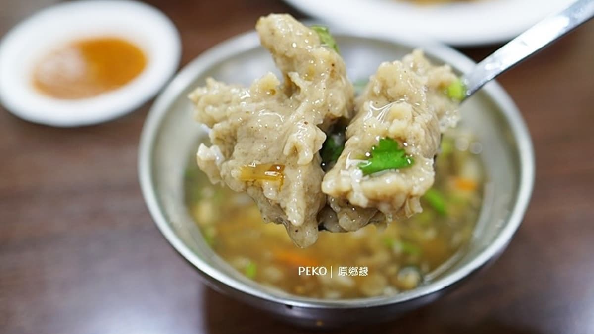 「赤肉羹湯」湯頭的芶芡感適中，魚漿比例偏高。（圖片來源：PEKO の Simple Life）