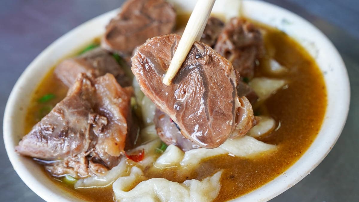 「牛肉麵」給了很多塊牛肉，而且每一塊都不小。（圖片來源：跳躍的宅男）