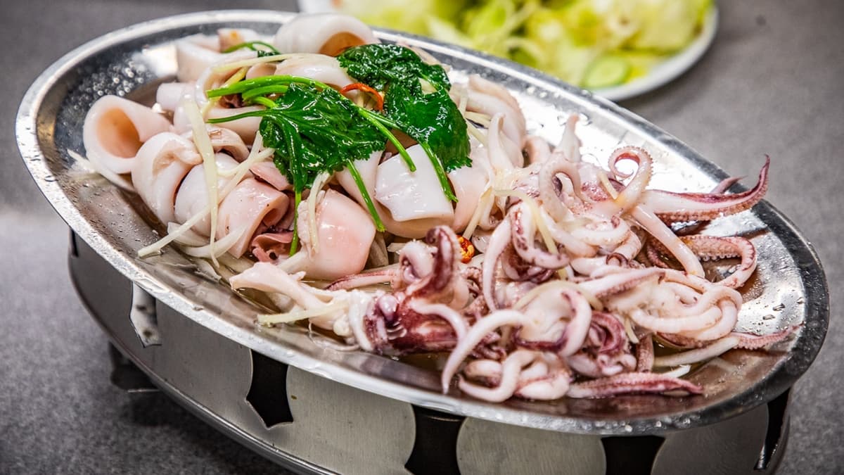 「清蒸中捲」非常鮮甜，是直接從漁港活凍過來，保持最佳口感。（圖片來源：大手牽小手。玩樂趣）