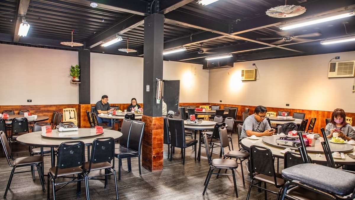用餐座位採用大圓桌，桌與桌之間的距離十分寬敞。（圖片來源：大手牽小手。玩樂趣）