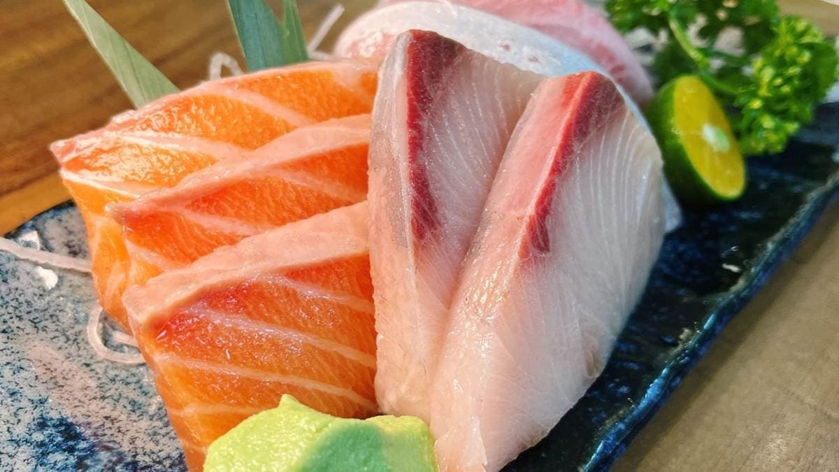 「綜合魚腹刺身」分量很足夠，肉質滑嫩細緻。（圖片來源：跟著企鵝一起吃）