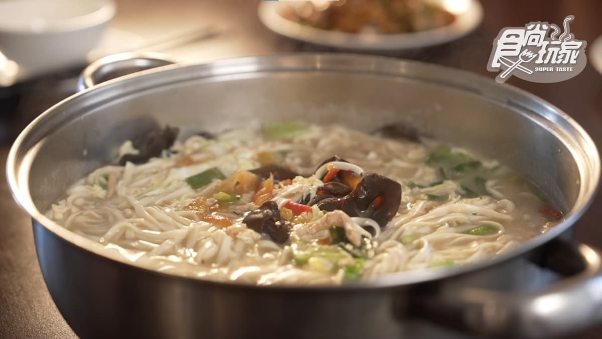 「搶鍋麵」湯頭的甜度很自然，吃起來很滿足。