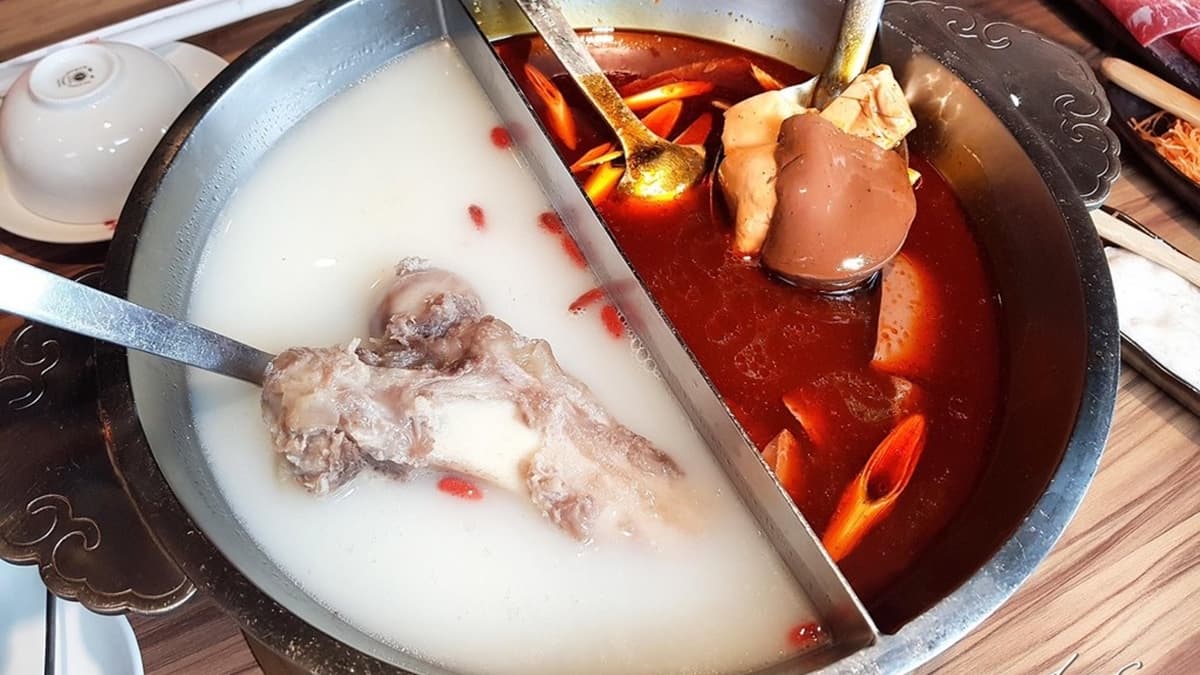 來這必點「漢方麻辣」湯底，湯頭辣中帶麻，帶有花椒香氣。（圖片來源：專業噗嚨共Miso吃走）