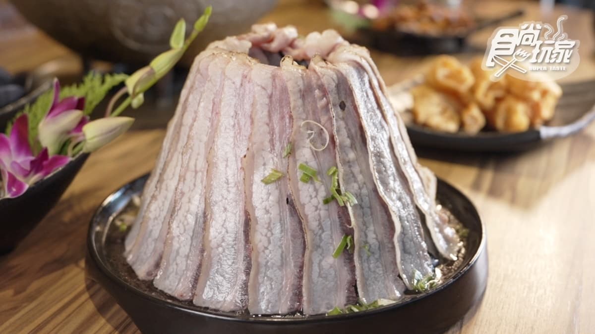 重頭戲是這道「火焰炙燒豬」，是店家的獨門招牌料理。
