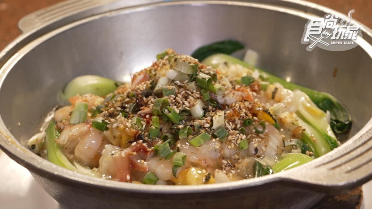「招牌海鮮飯」有海鮮、蛋、蟹肉等配料，很澎派。