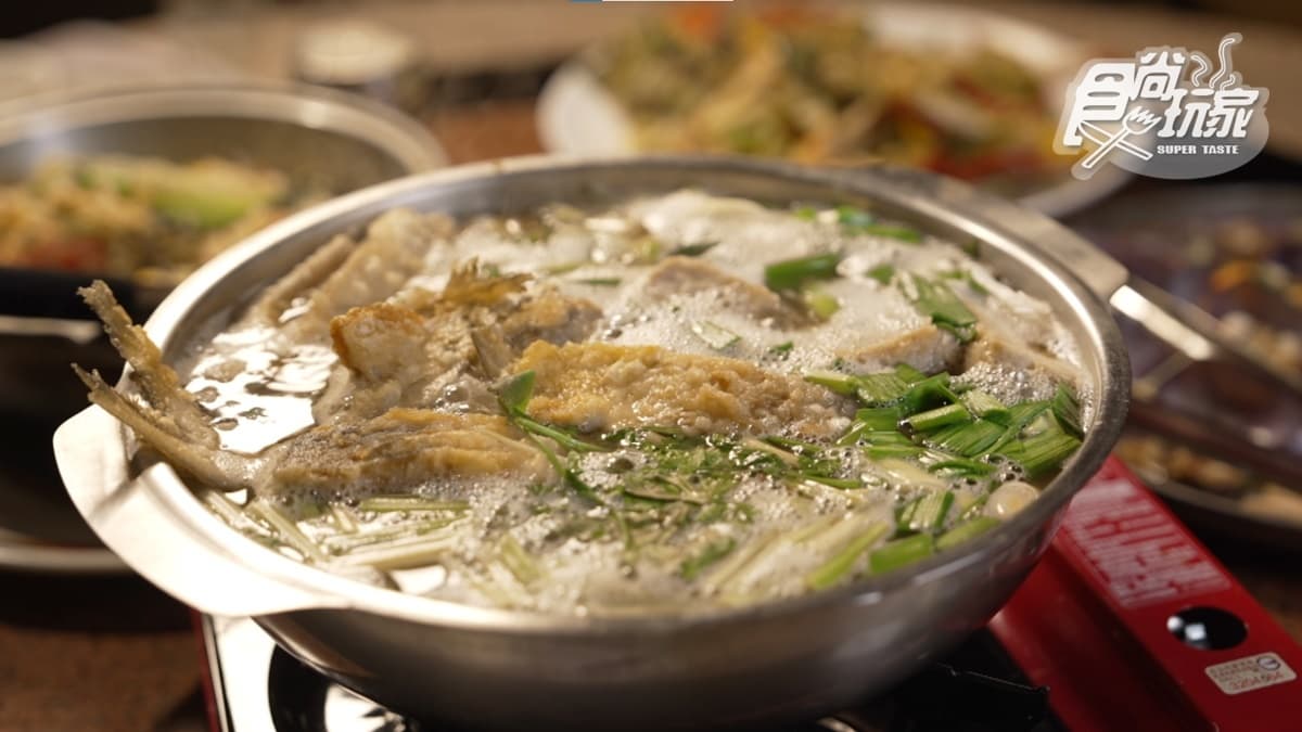 「白鯧米粉湯」的魚油搭配湯頭很夠味。