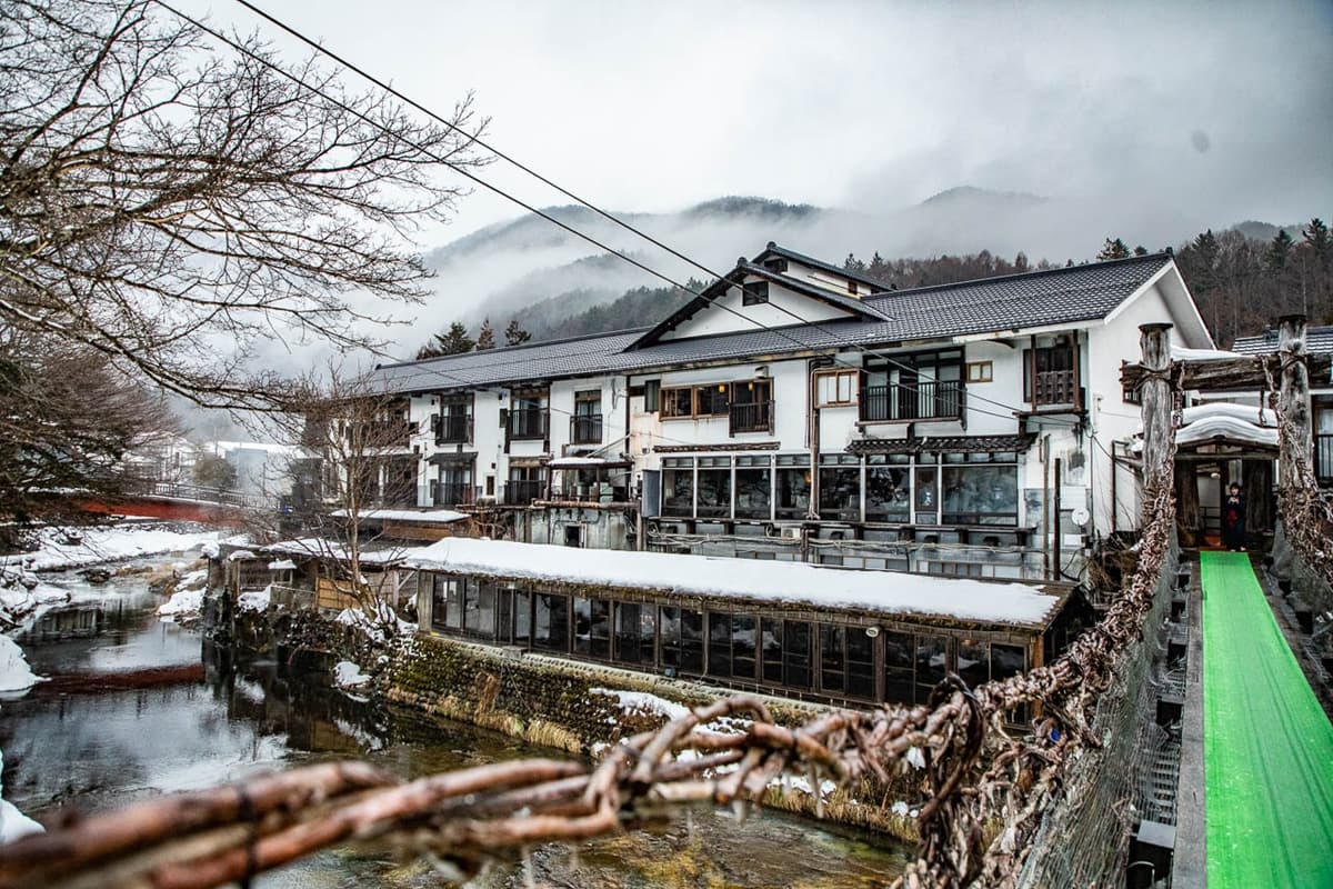 置身神祕銀白世界！350年「史詩級溫泉祕境」藏這，夜晚點燈賞雪景超夢幻