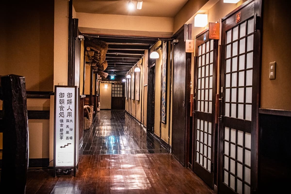 置身神祕銀白世界！350年「史詩級溫泉祕境」藏這，夜晚點燈賞雪景超夢幻