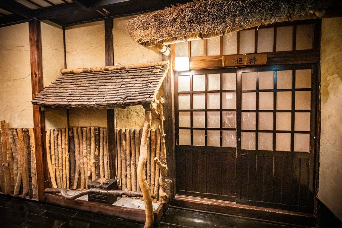 置身神祕銀白世界！350年「史詩級溫泉祕境」藏這，夜晚點燈賞雪景超夢幻