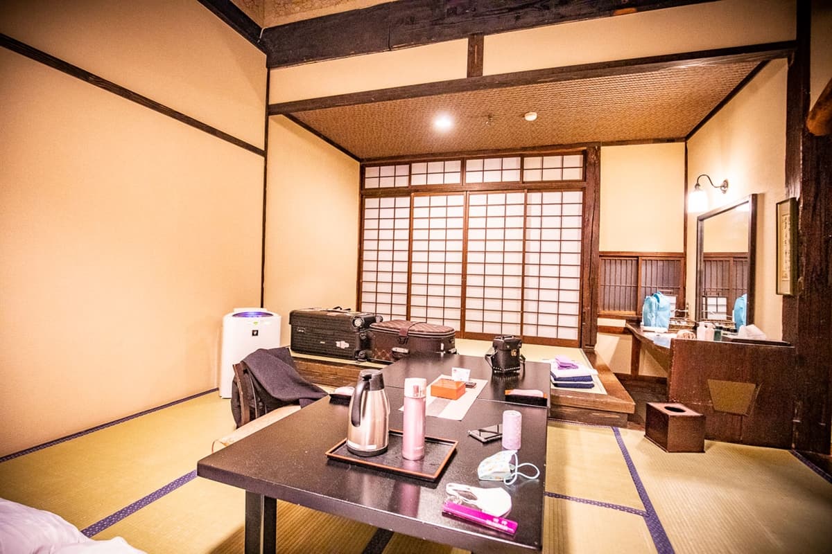 置身神祕銀白世界！350年「史詩級溫泉祕境」藏這，夜晚點燈賞雪景超夢幻