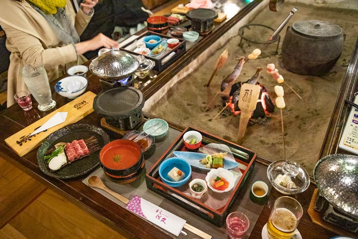 置身神祕銀白世界！350年「史詩級溫泉祕境」藏這，夜晚點燈賞雪景超夢幻