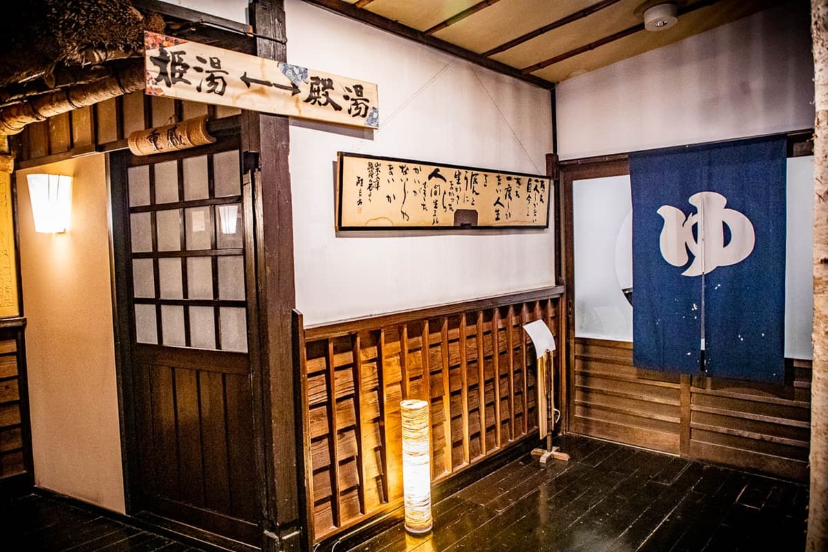 置身神祕銀白世界！350年「史詩級溫泉祕境」藏這，夜晚點燈賞雪景超夢幻