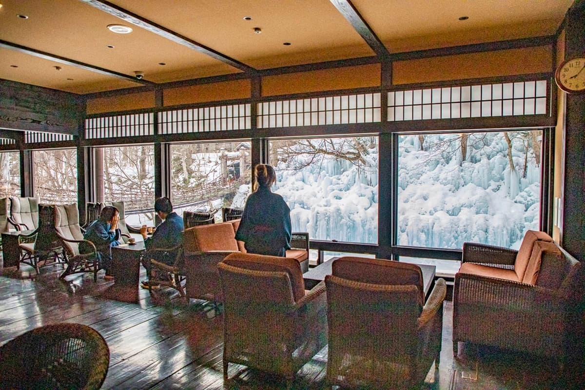置身神祕銀白世界！350年「史詩級溫泉祕境」藏這，夜晚點燈賞雪景超夢幻