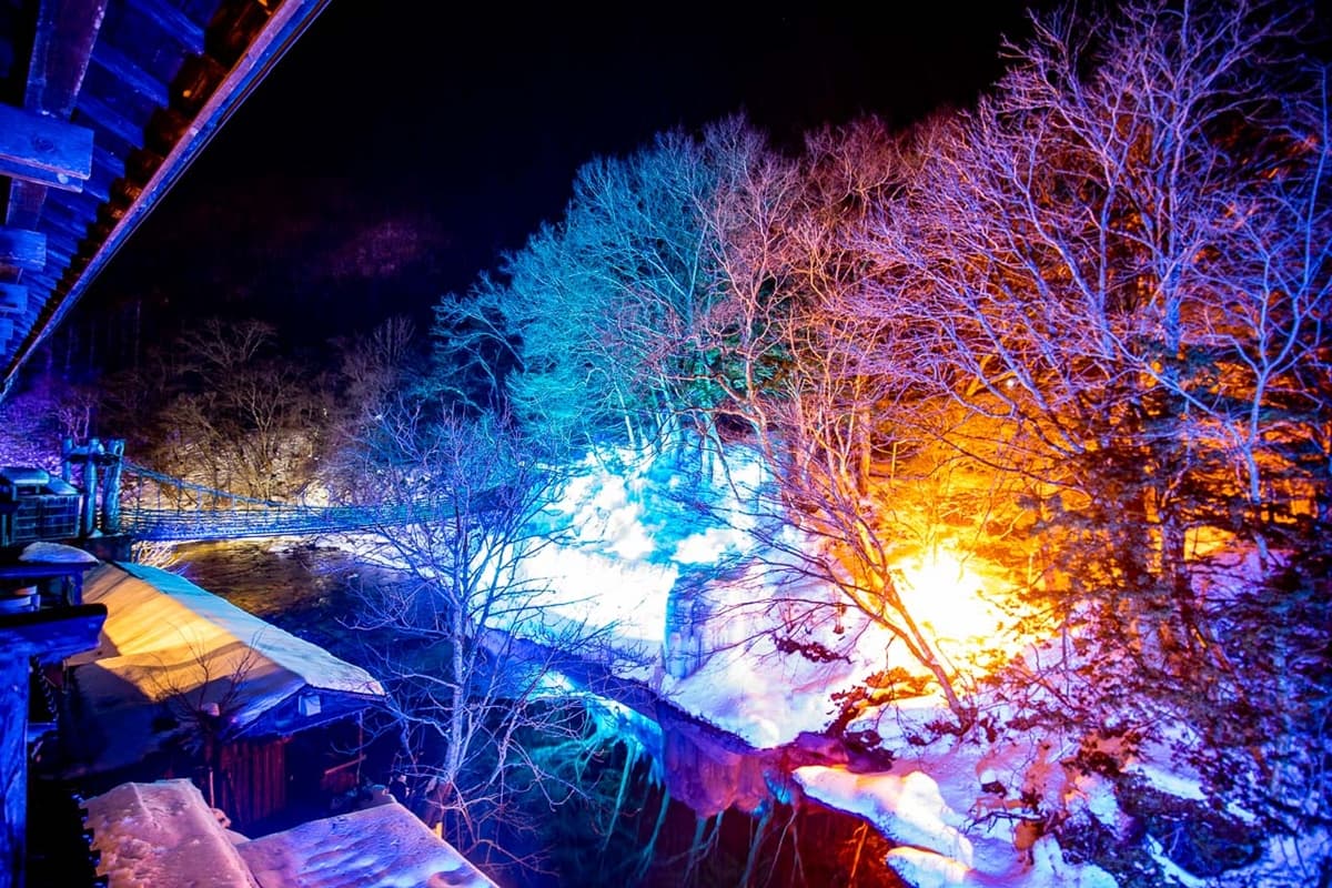 置身神祕銀白世界！350年「史詩級溫泉祕境」藏這，夜晚點燈賞雪景超夢幻