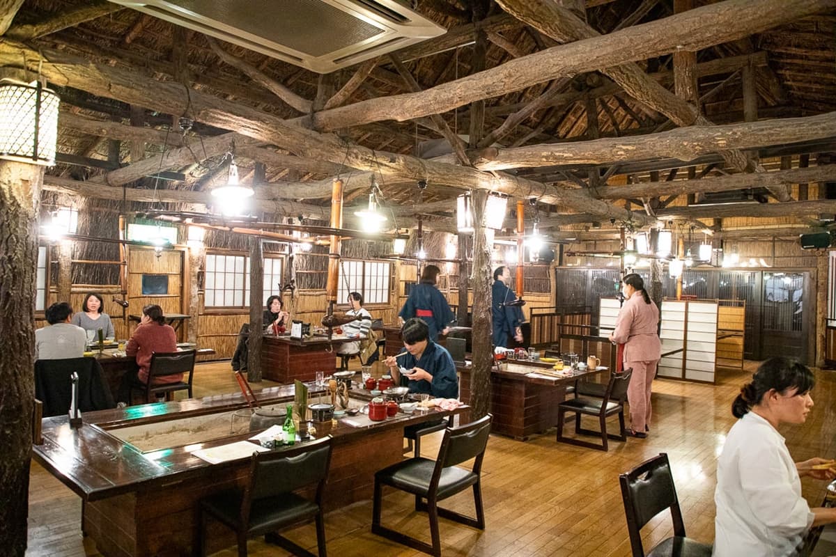 置身神祕銀白世界！350年「史詩級溫泉祕境」藏這，夜晚點燈賞雪景超夢幻