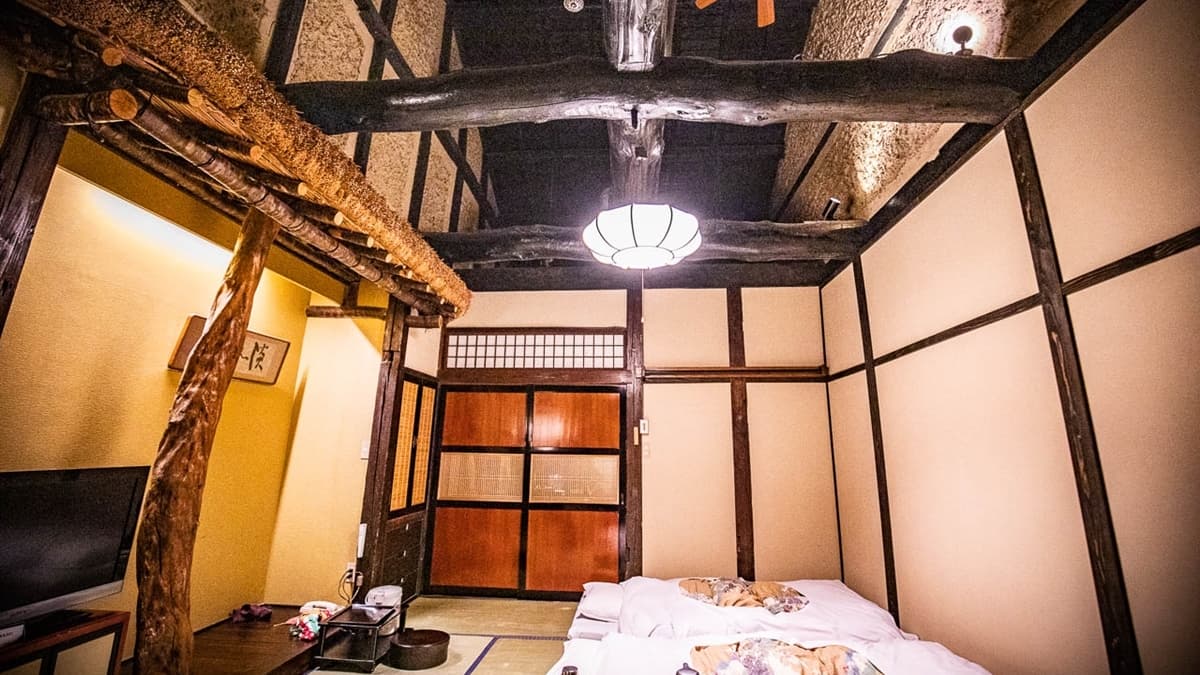 起居室整體空間很大，而且屋頂還是全木造挑高的，歷經數百年依舊堅固。（圖片來源：大手牽小手。玩樂趣）