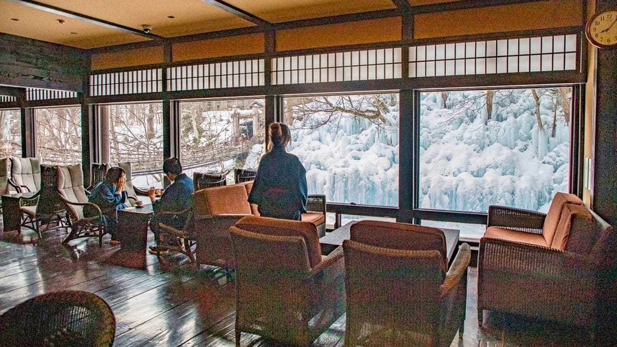 許多房客都會在大廳的休息區看雪景、喝咖啡。（圖片來源：大手牽小手。玩樂趣）