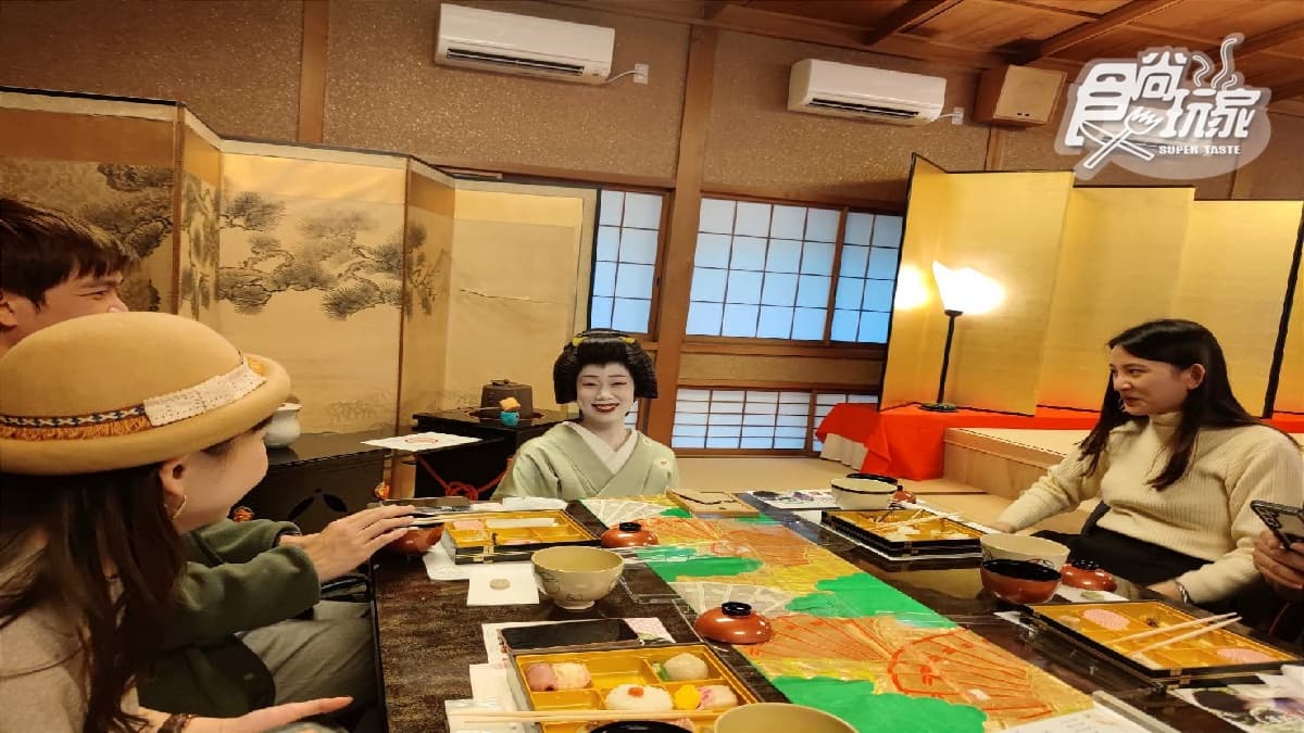 用餐期間秋田舞妓也會特別與客人聊天。