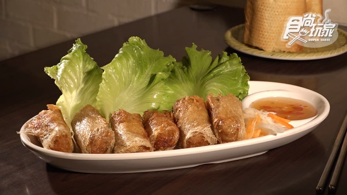 「炸春捲」外皮很酥脆，搭生菜和沾醬一起吃更不膩口。