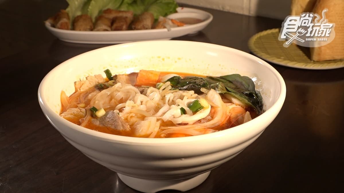 「酸辣什錦米線」裡面有鮮蝦、鳥蛋、肉片、蔬菜，湯頭酸辣中帶甜超開胃！