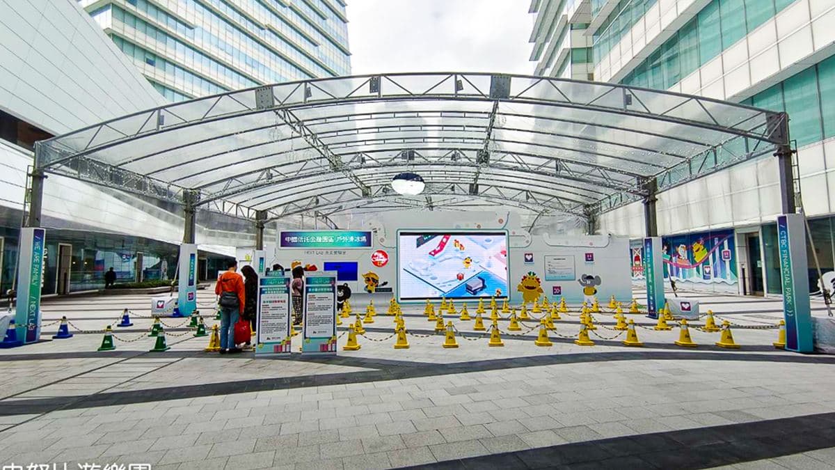 「中國信託金融園區戶外滑冰場」鄰近捷運南港軟體園區站。（圖片來源：史努比遊樂園）