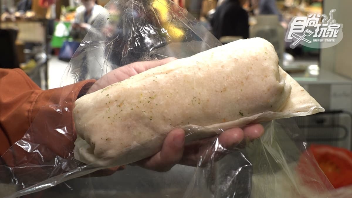 潤餅皮和一般的不同，是使用手工製作的全麥餅皮，口感很Ｑ彈。