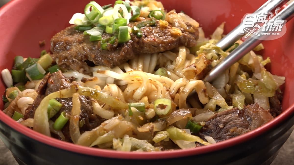 「牛肉乾拌麵」推薦一定要加店家特製的辣椒，吃起來更夠味！