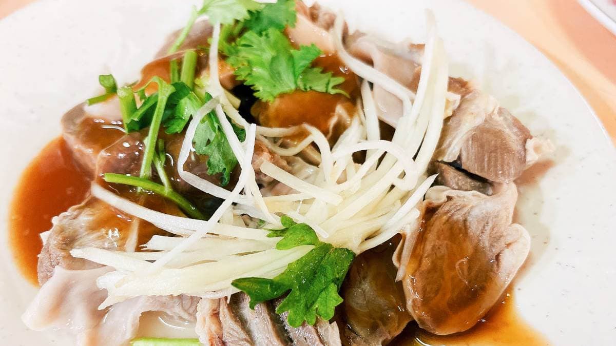 「肝連」淋上醬油，再加上薑絲與香菜提味，分量也還可以。（圖片來源：依娃旅行小確幸）