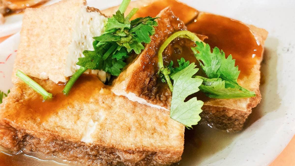 油豆腐也是小菜之一，可以加辣椒醬吃吃看。（圖片來源：依娃旅行小確幸）