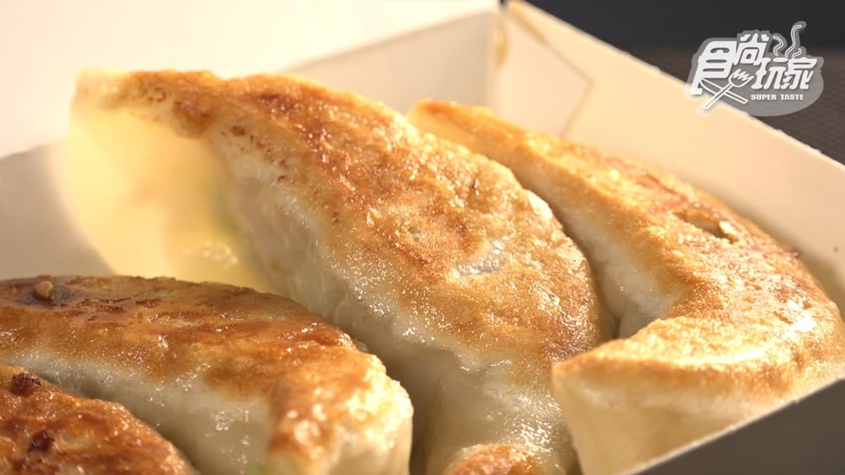 鍋貼分量很大顆，使用半煎炸，外皮十分酥脆。