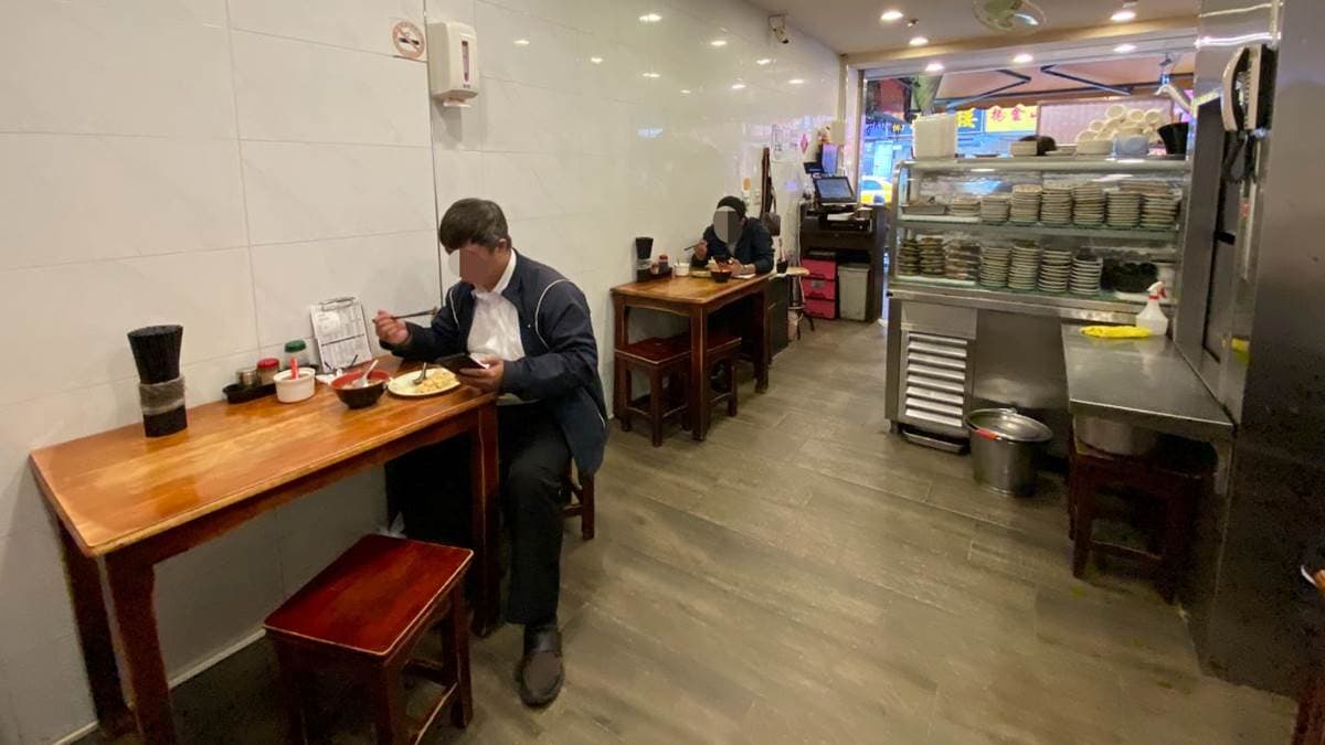 店內有２人桌、４人桌，１人用餐也適合。（圖片來源：依娃旅行小確幸）